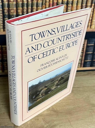 Towns, Villages & Countryside of Celtic Europe. From the beginning of the second millennium. Francoise Audouze, Olivier Buchsenschutz.